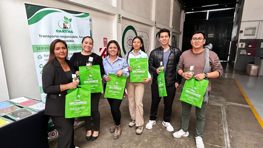 Equipo profesional de Caryma S.A.C. participando en un evento corporativo sobre gestión ambiental y sostenibilidad.