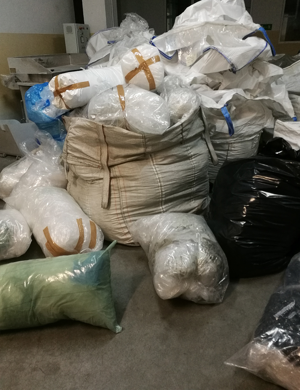 Filas de sacos Big Bag con residuos de construcción y demolición listos para su retiro en Lima.