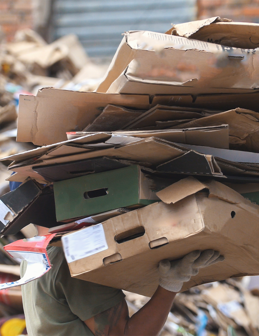 Operario de Caryma trasladando una carga de cartón corrugado segregado para su proceso de reciclaje y valorización.