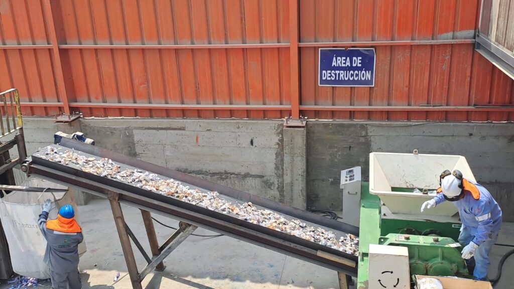 Operación técnica de destrucción de desmedros ante SUNAT con faja transportadora y trituradora industrial.