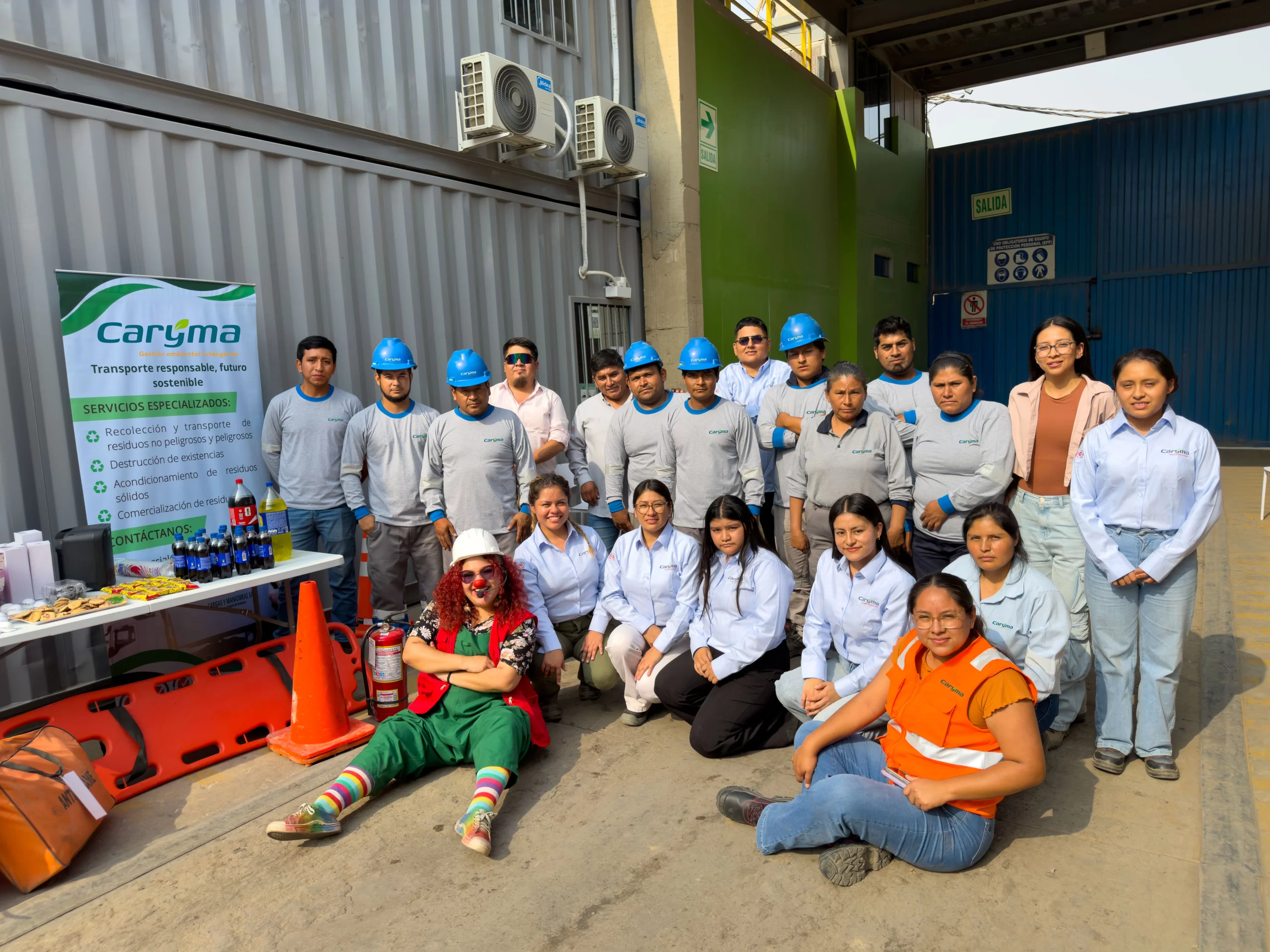 Equipo de trabajo de CARYMA S.A.C. en operación de gestión de residuos sólidos en el Perú